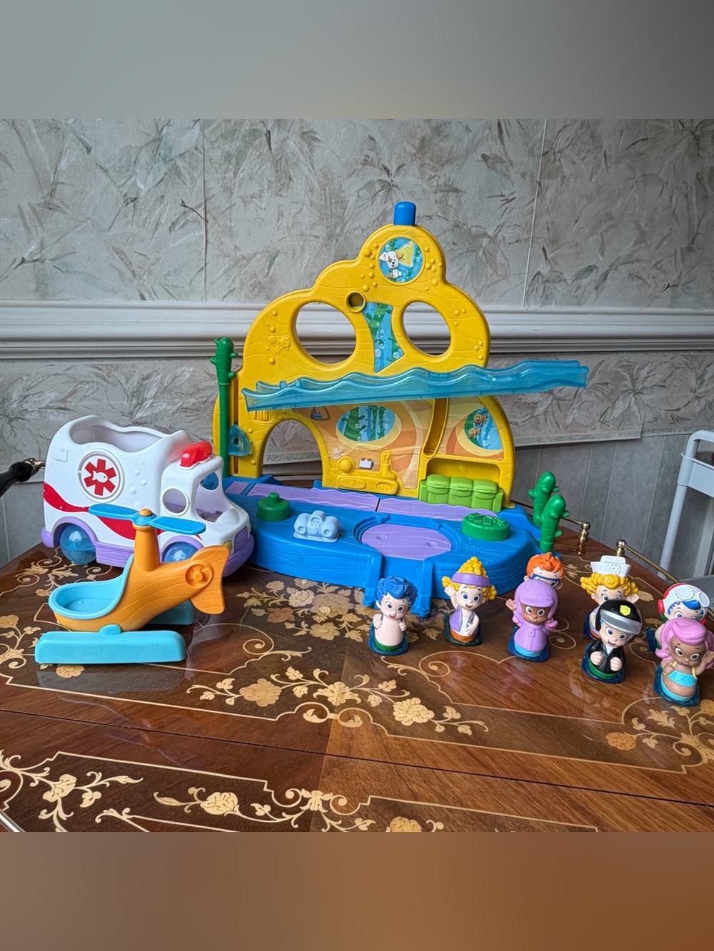 Vintage 2012 Bubble Guppies Swimsational School Playset Ambulance Helicopter Lot